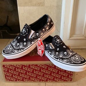 Vans skull print shoes women’s 11 New !!